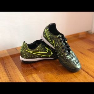 Indoors (Soccer) MAGISTA